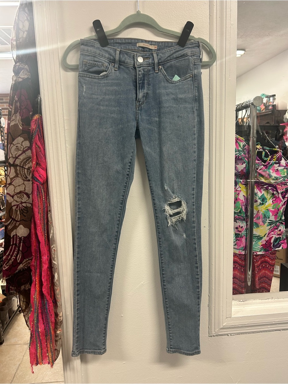 Levi's 711 Skinny Distressed Jeans  size 26